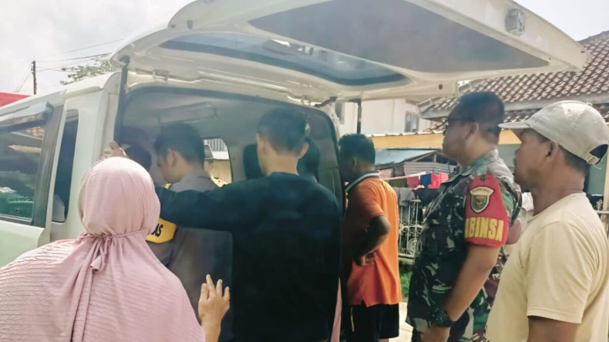Pria 26 tahun inisial MA saat hendak dibawa ke RSJ menggunakan ambulance, Selasa 30 April 2024. Foto : Polres Tanggamus.