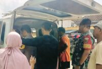 Pria 26 tahun inisial MA saat hendak dibawa ke RSJ menggunakan ambulance, Selasa 30 April 2024. Foto : Polres Tanggamus.
