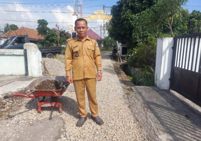 
 Kepala Pekon Banjar Agung saat Berada di Pembangunan Jalan Dusun I dan II di Pekon Setempat, Selasa 2 April 2024. Foto : Asrul/Media Prioritastv.com.