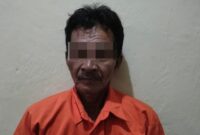 SUL (45) Tersangka Penganiayaan Terdahap Sopir Angkot Saat Berada di Mapolsek Pringsewu Mengenakan Baju Tahanan, Selasa 3 April 2024. Foto :  Humas Polres Pringsewu
