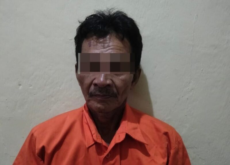 SUL (45) Tersangka Penganiayaan Terdahap Sopir Angkot Saat Berada di Mapolsek Pringsewu Mengenakan Baju Tahanan, Selasa 3 April 2024. Foto : Humas Polres Pringsewu