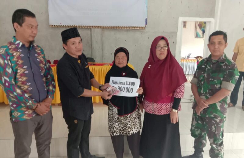 Kepala Pekon Banjar Sari Topan Andri saat Merealisasikan BLT DD ke Masyarakat yang bertempat di Balai Pekon Setempat, Sabtu 6 April 2024. Foto : Asrul/Media Prioritastv.com.