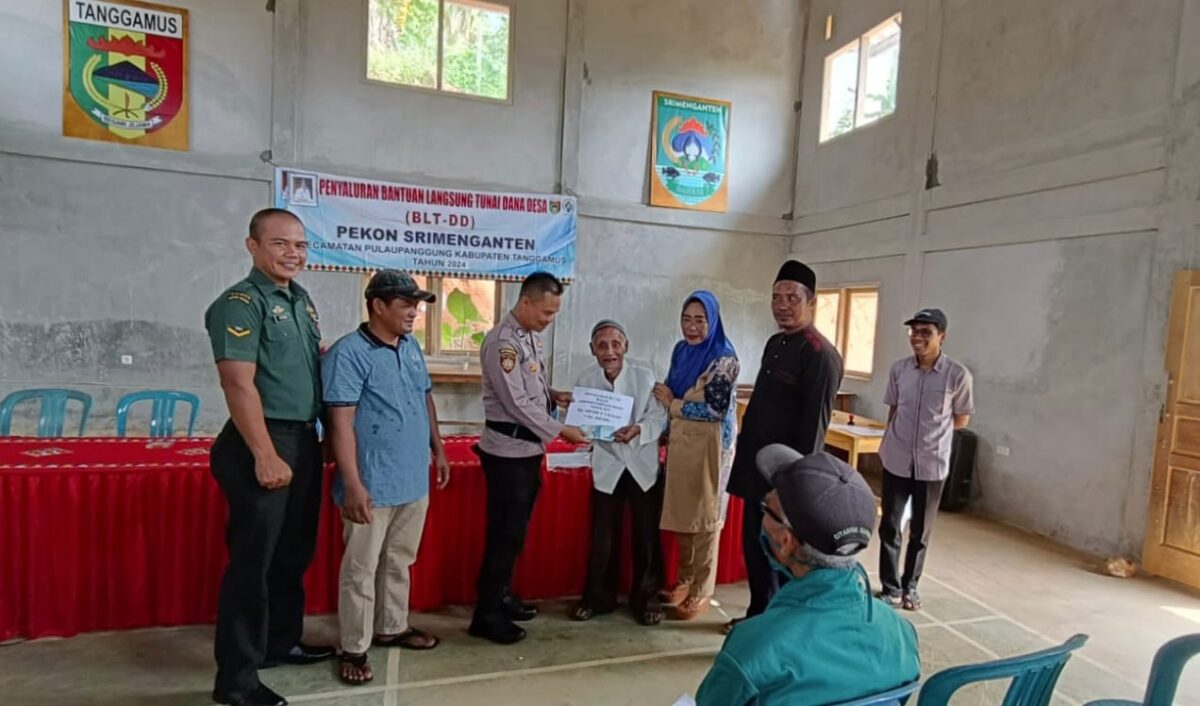 Pj Kepala Pekon Sri Menganten Sukaisih saat Merealisasikan BLT DD ke Masyarakat yang bertempat di Balai Pekon Setempat, Jumat 19 April 2024. Foto : Asrul/Media Prioritastv.com.