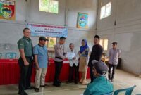 Pj Kepala Pekon Sri Menganten Sukaisih  saat Merealisasikan BLT DD ke Masyarakat yang bertempat di Balai Pekon Setempat, Jumat 19 April 2024. Foto : Asrul/Media Prioritastv.com.
