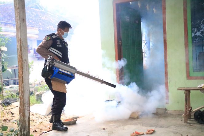 
 Polres Tulang Bawang Lakukan Fogging Gratis di 20 Lokasi Berbeda Untuk Mencegah DBD