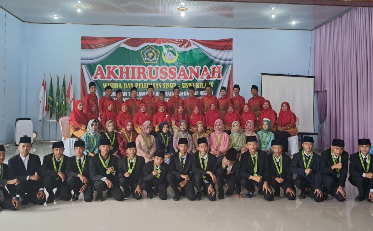 Kepala Sekolah bersama Dewan Guru saat Sesi Foto Bersama Siswa-siswi MTS AL-KHAIRIYAH Banjar Negeri Angkatan 32. Foto : Asrul Ariski