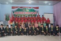 Kepala Sekolah bersama Dewan Guru saat Sesi Foto Bersama Siswa-siswi MTS AL-KHAIRIYAH Banjar Negeri Angkatan 32. Foto : Asrul Ariski 