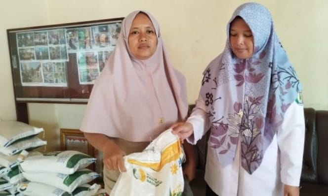 Pembagian Beras Bansos kepada Masyarakat Pekon Sukoharjo III, Kecamatan Sukoharjo, Pringsewu, Kamis 1 Februari 2024. Foto : Samuel/Media Prioritastv.com.
