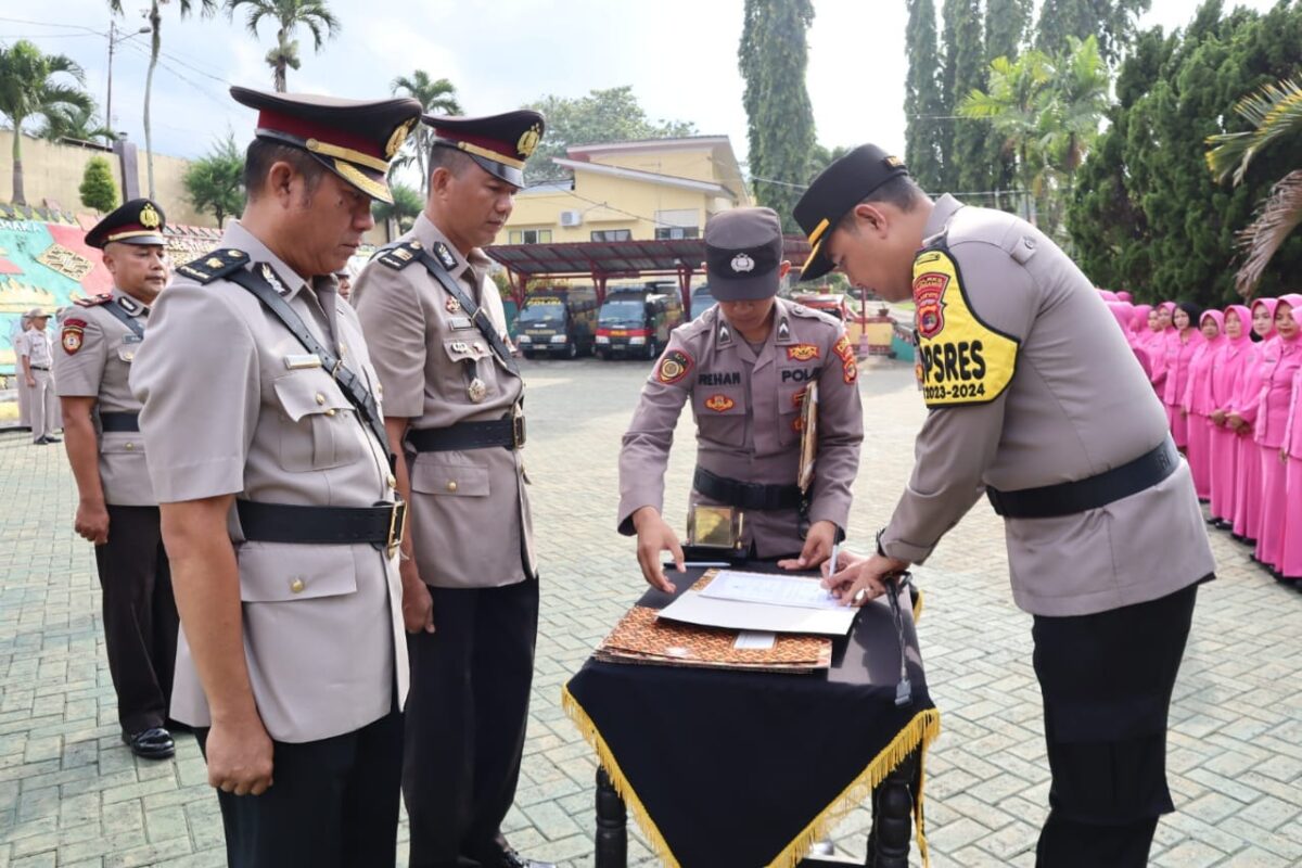 Kapolres Tanggamus AKBP Rinaldo Aser saat Menandatangani Memory Sertijab Kabag SDM di Lapangan Mapolres setempat, Kamis 2 Mei 2024. Foto : Dok. Polres Tanggamus.