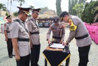 Kapolres Tanggamus AKBP Rinaldo Aser saat Menandatangani Memory Sertijab Kabag SDM di Lapangan Mapolres setempat, Kamis 2 Mei 2024. Foto :  Dok. Polres Tanggamus.