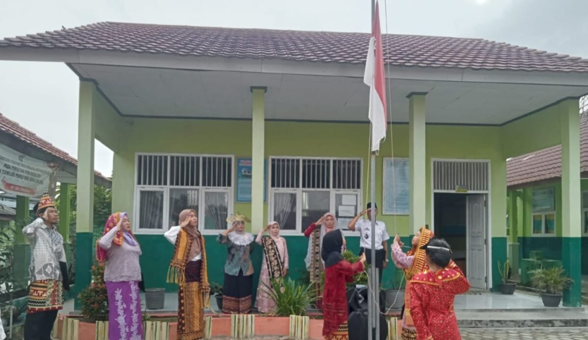 Kakon Pardasuka Selatan Safrizal saat Memimpin Upacara Hardiknas di SDN 2 Pardasuka Selatan, Kecamatan Pardasuka, Kabupaten Pringsewu, Kamis 2 Mei 2024. Foto : Agus Yulianto/Media Prioritastv.com.