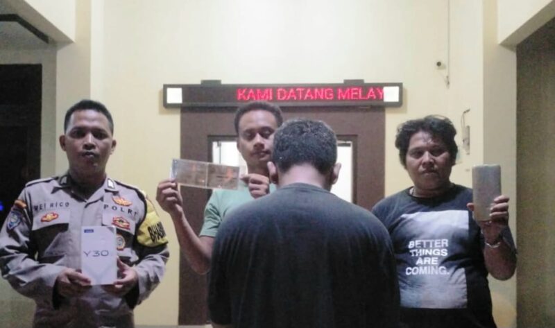 Tersangka Yus saat Diamankan di Polsek Talang Padang Berikut Barang Bukti Yang Disita Polisi, Kamis 2 April 2024. Foto : Polres Tanggamus.