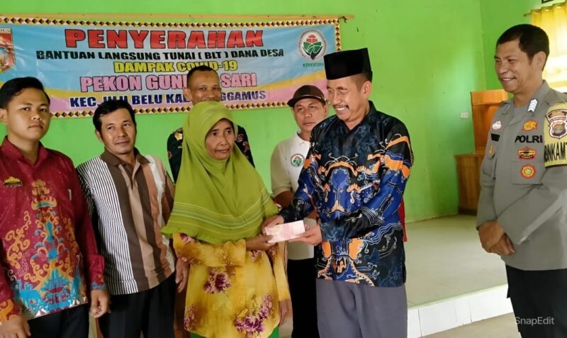 Penyerahan BLT-DD di Pekon Gunung Sari Kecamatan Ulu Belu Kabupaten Tanggamus, Jumat 3 Mei 2024. Foto : Mustar Arifin/Media Prioritastv.com.