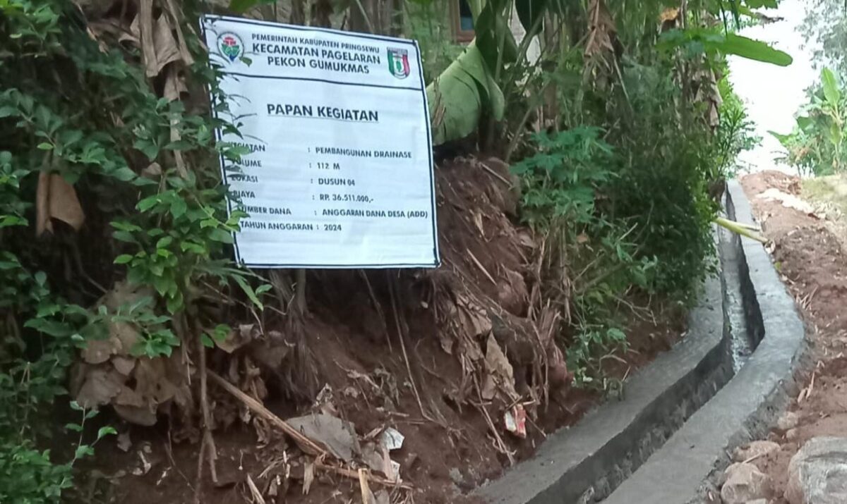 Drainase di Dusun 5 RT. 11 Pekon Gumukmas, Pagelaran, Pringsewu yang Dibangun Pemkon Setempat Gunakan ADD Tahap I Tahun 2024, Jumat 3 Mei 2024. Foto : Agus Yulianto/Media Prioritastv.com.