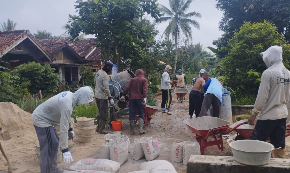 Pelaksanaan Pembangunan Jalan Rabat Beton di Dusun RT 001 Dusun 001 Pekon Tunggul Pawenang, Adiluwih, Pringsewu, Jumat 3 Mei 2024, Foto : Agus Yulianto/Media Prioritastv.com.