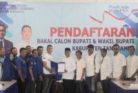 Ketua PCNU Hi. Samsul Hadi saat Mengambil Formulir Balonbup Tanggamus di Rumah PAN Tanggamus, Jumat 3 Mei 2024. Foto : Relawan Samsul.