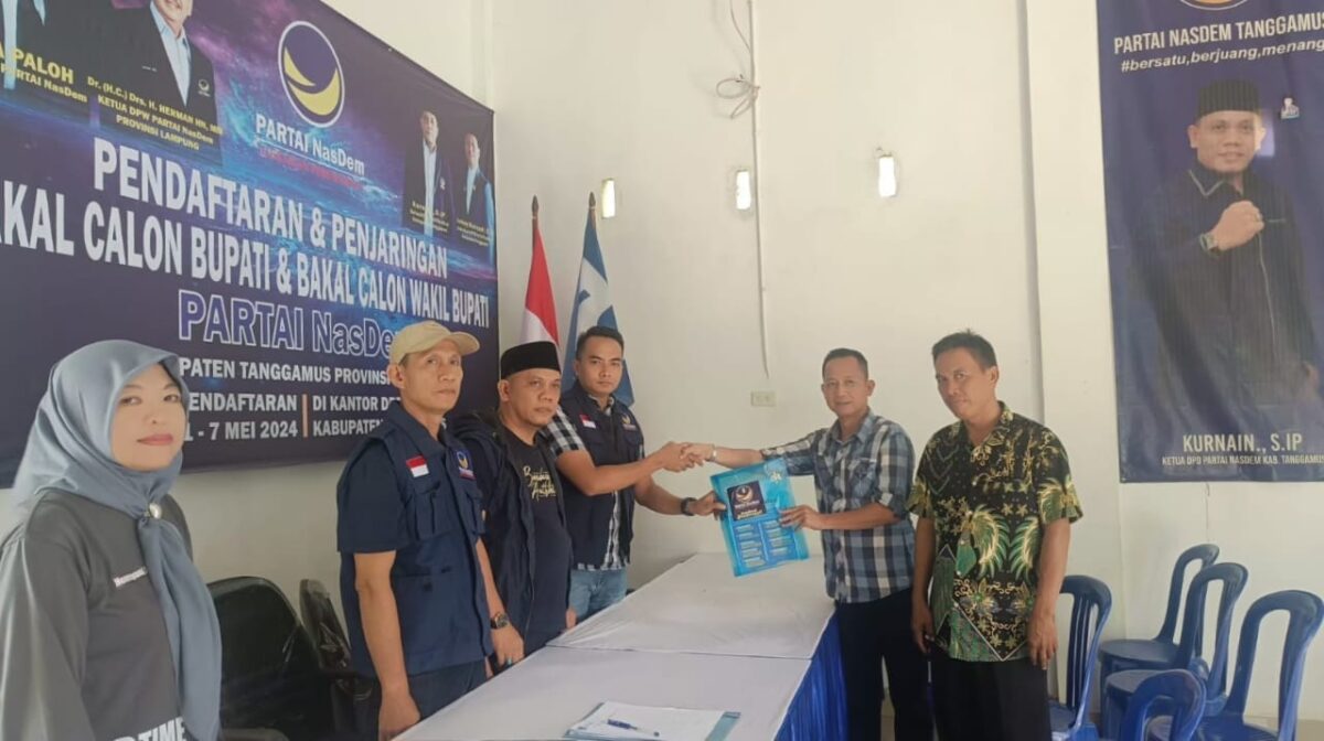 Tim Hi. Nuzul Irsan saat Melakukan Pengambilan Formulir Pendaftaran Calon Wakil Bupati Tanggamus di DPD Partai NasDem, Minggu 5 Mei 2024. Foto : Herman/Media Prioritastv.com.