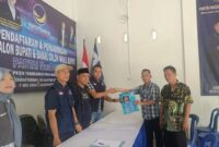 Tim Hi. Nuzul Irsan saat Melakukan Pengambilan Formulir Pendaftaran Calon Wakil Bupati Tanggamus di DPD Partai NasDem, Minggu 5 Mei 2024. Foto : Herman/Media Prioritastv.com.