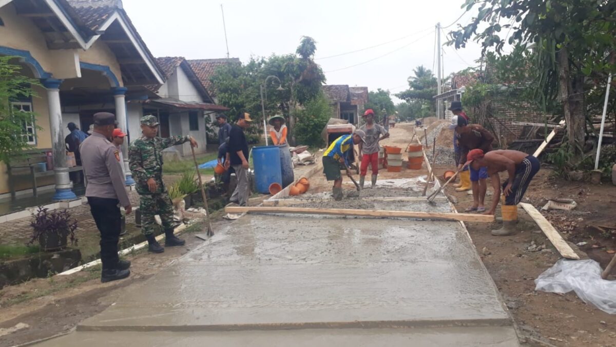 Pembangunan Jalan Rabat Beton di Dusun II Pekon Bumi Ratu, Pagelaran, Pringsewu, Senin 6 Mei 2024. Foto : Agus Yulianto/Media Prioritastv.com.