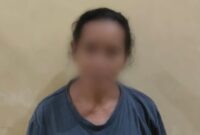 IS alias Meni Pelaku Penipuan Dan Penggelapan saat Diamankan di Polsek Wonosobo, Foto : Humas Polres  Tanggamus. 