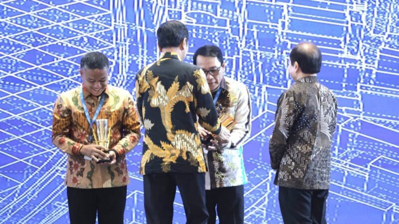 Wali Kota Metro Wahdi saat Menerima Trofi Penghargaan dari Presiden Jokowi, Senin 6 Mei 2024. Foto : Ubay/Media Prioritastv.com.