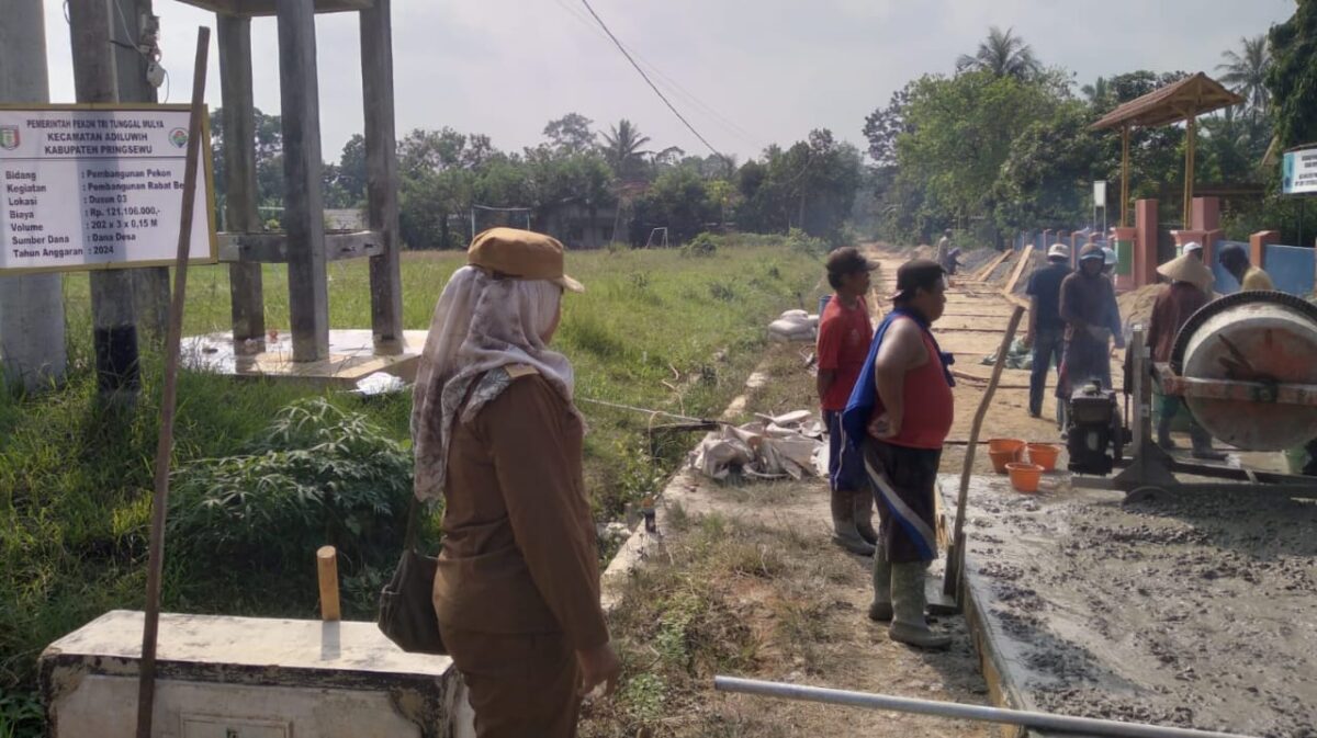 Kakon Tritunggal Mulyo, Titin Agustina saat Meninjau Pembangunan Rabat Beton, Senin 6 Mei 2024. Foto : Agus Yulianto/Media Prioritastv.com.