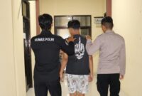 Tersangka RA saat Digelandang Polisi ke Sel Tahanan Polres Pringsewu, Selasa 7 Mei 2024. Foto : Humas Polres Pringsewu.