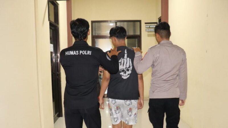 Tersangka RA saat Digelandang Polisi ke Sel Tahanan Polres Pringsewu, Selasa 7 Mei 2024. Foto : Humas Polres Pringsewu.