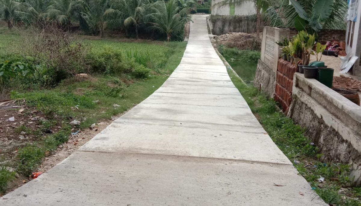 Jalan Rabat Beton yang Terletak di Pekon Padang Rejo, Kecamatan Pagelaran Kabupaten Pringsewu, Foto : Agus Yulianto