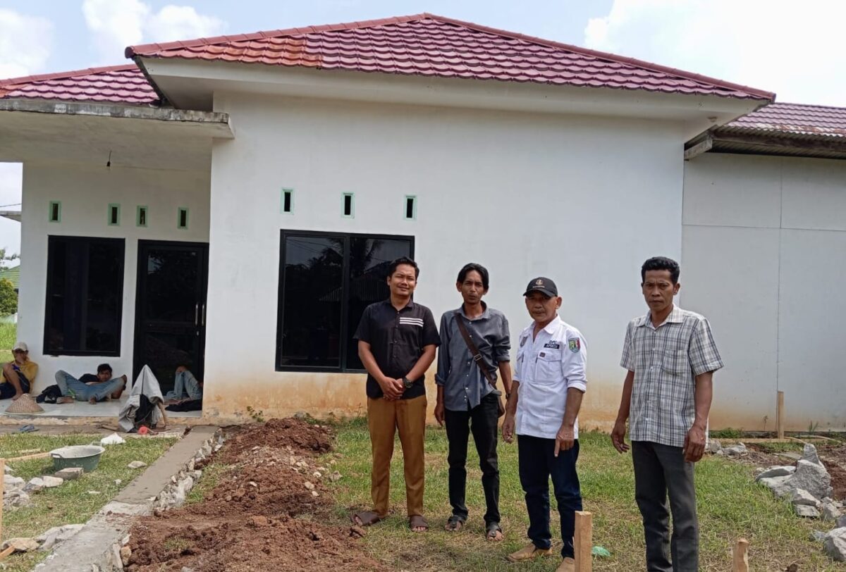 Pemerintah Pekon Fajar Baru saat Berada di Bangunan Posyandu Pekon Setempat, Foto : Agus Yulianto
