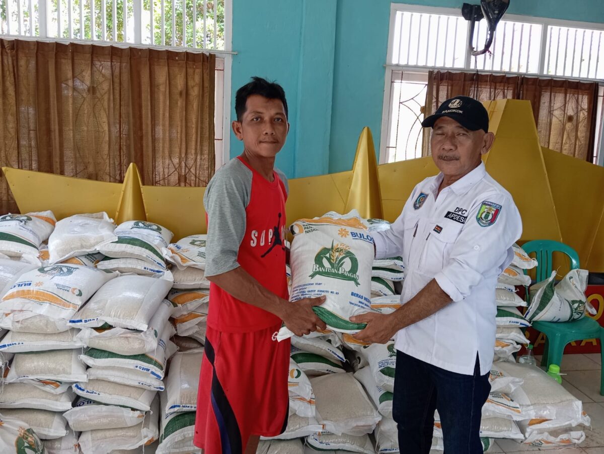 Kepala Pekon Fajar Baru Idham Khalid saat Memberikan Bantuan Beras Ketahanan Pangan kepada Warganya, Foto : Agus Yulianto