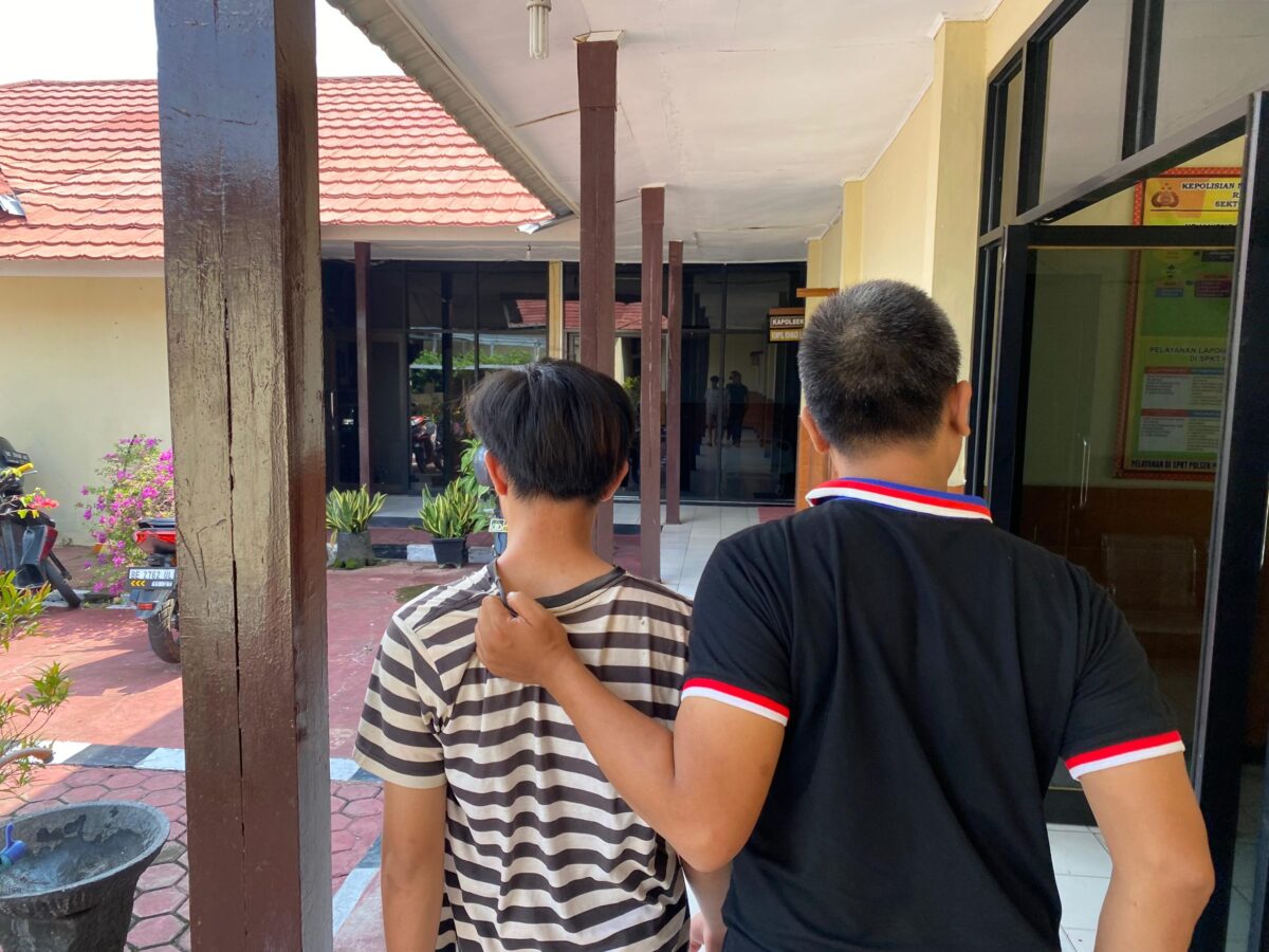 Pelaku Curas Warga Pulau Panggung saat Digelandang Oleh Petugas Menuju ke Sel Tahanan. Foto : Polsek Pringsewu