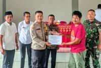 Bhabinkamtibmas Pekon Argopeni saat Melakukan Simbolis Penyerahan BLT-DD  kepada Masyarakat, Rabu 8 Mei 2024.