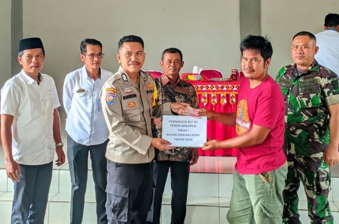 
					Bhabinkamtibmas Pekon Argopeni saat Melakukan Simbolis Penyerahan BLT-DD  kepada Masyarakat, Rabu 8 Mei 2024.