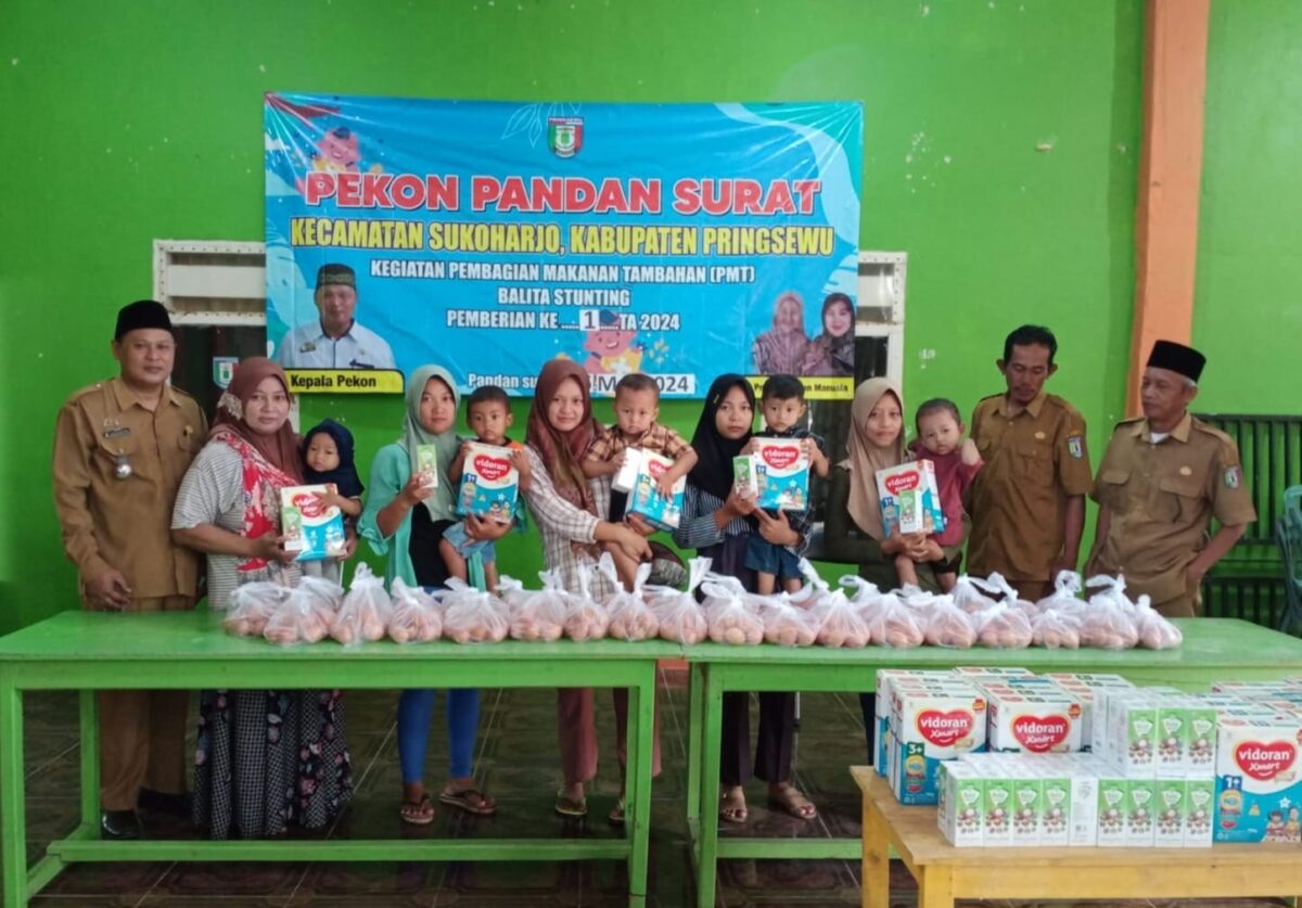Kakon Pandansurat Bersama Masyarakat saat Melaksanakan Program Pembagian Makanan Tambahan ( PMT ) yang bertempat di balai pekon setempat. Foto: Agus Yulianto