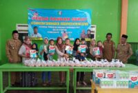 Kakon Pandansurat Bersama Masyarakat  saat Melaksanakan Program Pembagian Makanan Tambahan ( PMT ) yang bertempat di balai pekon setempat. Foto: Agus Yulianto