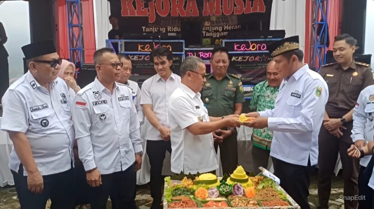 Ketua DPC Apdesi Tanggamus saat Menerima Potongan Tumpeng dari Asisten 3 Suksisno Dalam Tasyakuran di Bukit Idaman, Gisting, Rabu 8 Mei 2024. Foto : Herdi/Media Prioritastv.com.