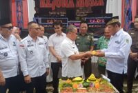 Ketua DPC Apdesi Tanggamus saat Menerima Potongan Tumpeng dari Asisten 3 Suksisno Dalam Tasyakuran di Bukit Idaman, Gisting, Rabu 8 Mei 2024. Foto : Herdi/Media Prioritastv.com.