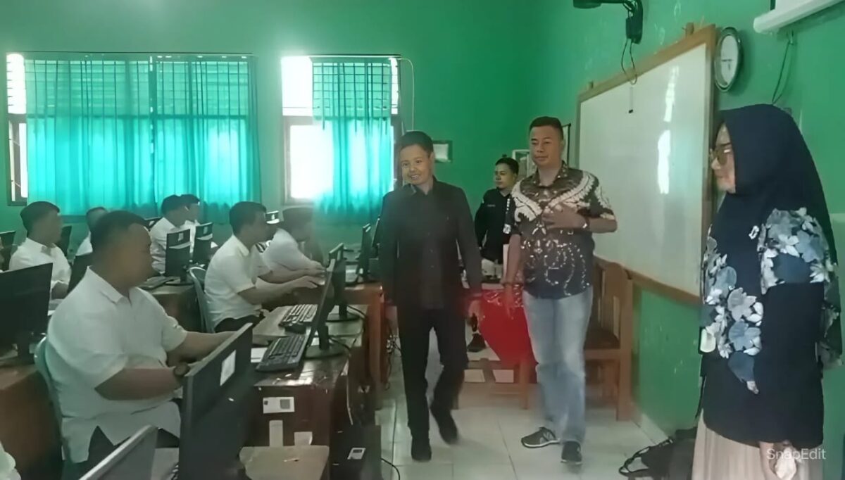 Peninjauan Peserta Seleksi PPK Berbasis CAT di SMKN Talang Padang, Tanggamus, Selasa, 7 Mei 2024. Foto : Herdi/Media Prioritastv.com.