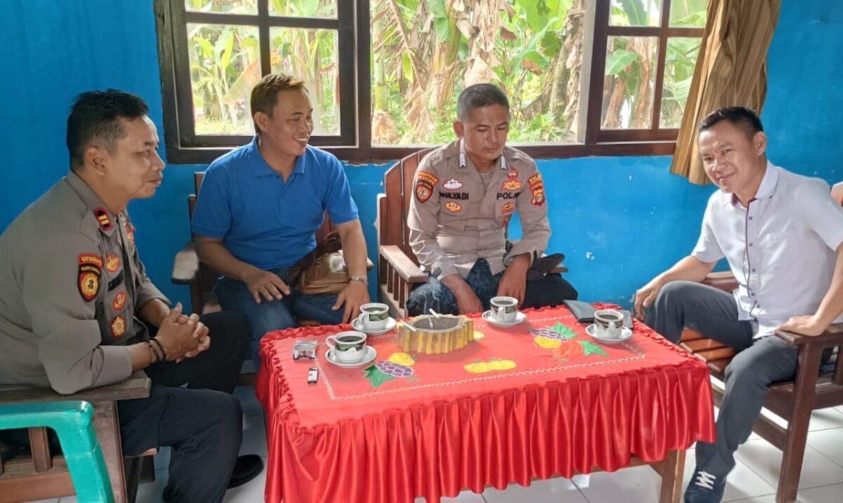 Kapolsek Wonosobo Tanggamus Iptu Tjasudin saat Mengunjungi Kantor Camat BNS, Rabu 8 Mei 2024. Foto : Edi Hidayat/Media Prioritastv.com.