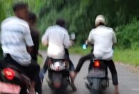 Para Pelaku Yang Tertangkap Kamera Warga saat Kabur Usai Mencuri Motor di Area Kuda Kepang Pekon Talang Rejo, Kota Agung Timur, Tanggamus pada Minggu 20 Februari 2023, lalu. Foto : Tangkapan Layar.