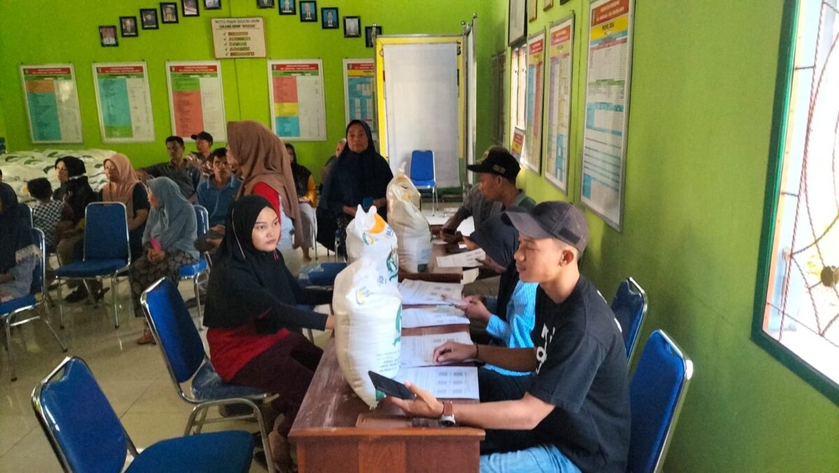 Pemerintah Pekon Tanjung Anom Saat Salurkan Bantuan Beras kepada 359 KPM yang Bertempat di Balai Pekon Setempat.