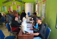 Pemerintah Pekon Tanjung Anom Saat Salurkan Bantuan Beras kepada 359 KPM yang Bertempat di Balai Pekon Setempat. 