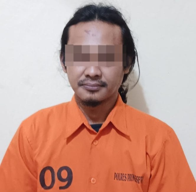 AL Warga Ambarawa Pringsewu Tersangka Penggelapan Mobil saat Ditahan di Polsek Pringsewu. Foto : Polsek Pringsewu
