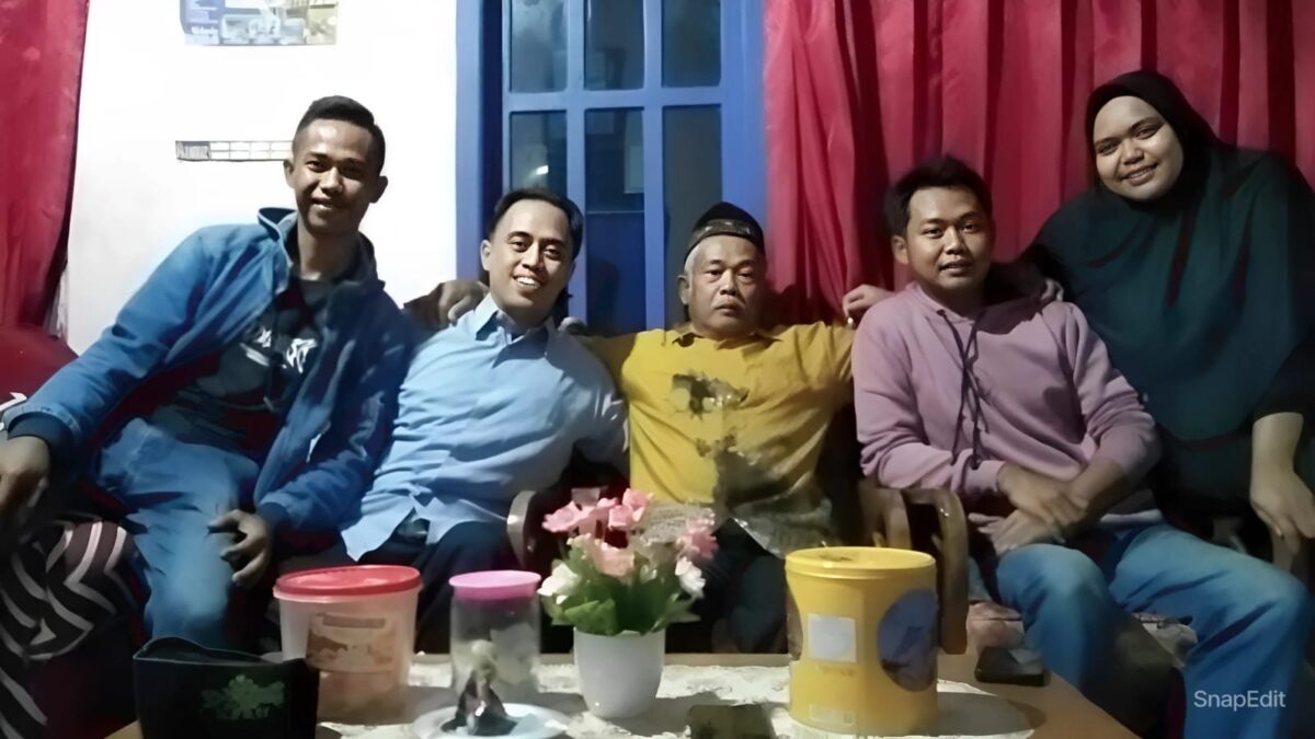 Agus Safari (dua dari kiri) saat Bertemu Ayah Kandungnya Diman dan Keluarganya di Gisting Kabupaten Tanggamus. Foto : Istimewa.