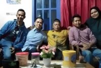 Agus Safari (dua dari kiri) saat Bertemu Ayah Kandungnya Diman dan Keluarganya di Gisting Kabupaten Tanggamus. Foto  : Istimewa.