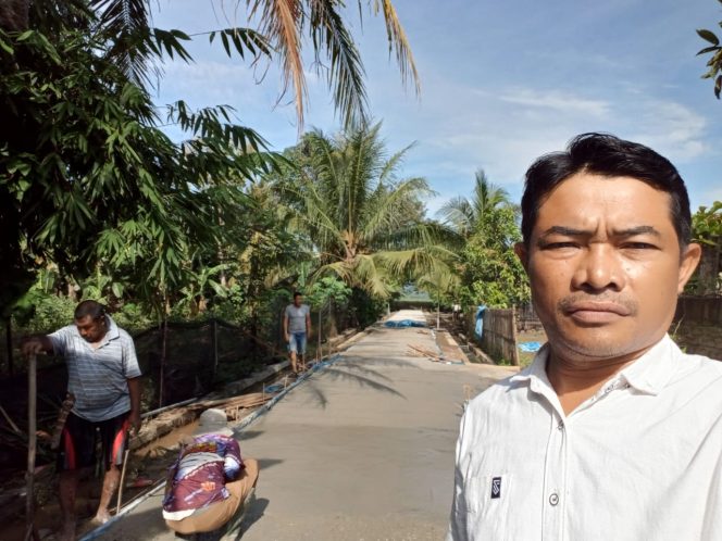 
					Realisasikan Dana Desa, Kakon Sidodadi Bangun Jalan Rabat Beton di Dusun 4