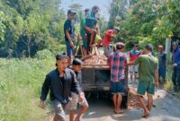 Suasana saat Warga Menimbun Jalan di Dusun 3 Pekon Talang Asahan, Semaka, Tanggamus, Jumat 10 Mei 2024. Foto : Edi Hidayat/Media Prioritastv.com.
