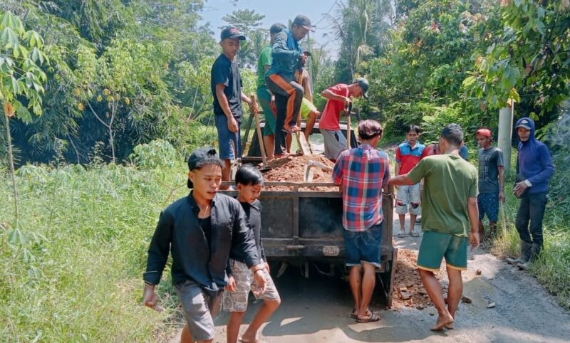 Suasana saat Warga Menimbun Jalan di Dusun 3 Pekon Talang Asahan, Semaka, Tanggamus, Jumat 10 Mei 2024. Foto : Edi Hidayat/Media Prioritastv.com.