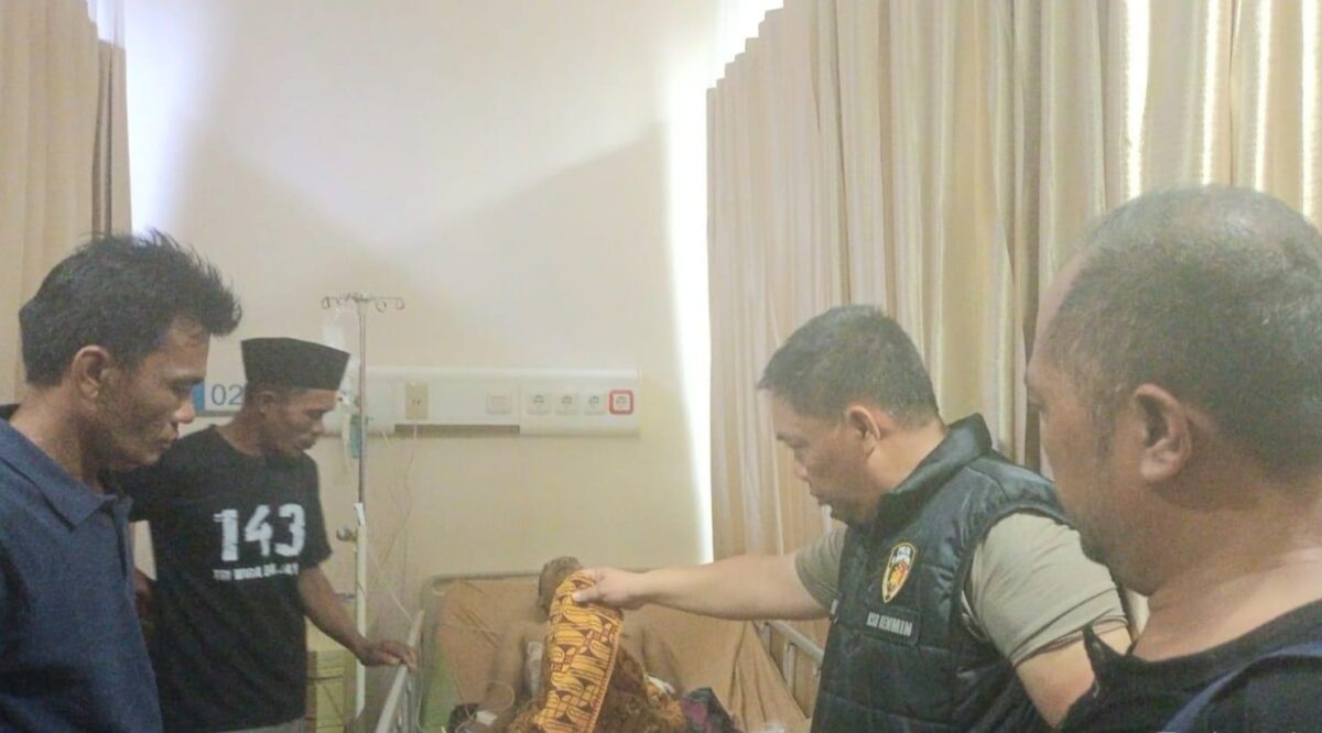 Kapolsek Pulau Panggung AKP Rahadi saat Melihat Kondisi Korban di RS Handayani, Lampung Utara, Jumat 10 Meo 2024. Foto : Istimewa.